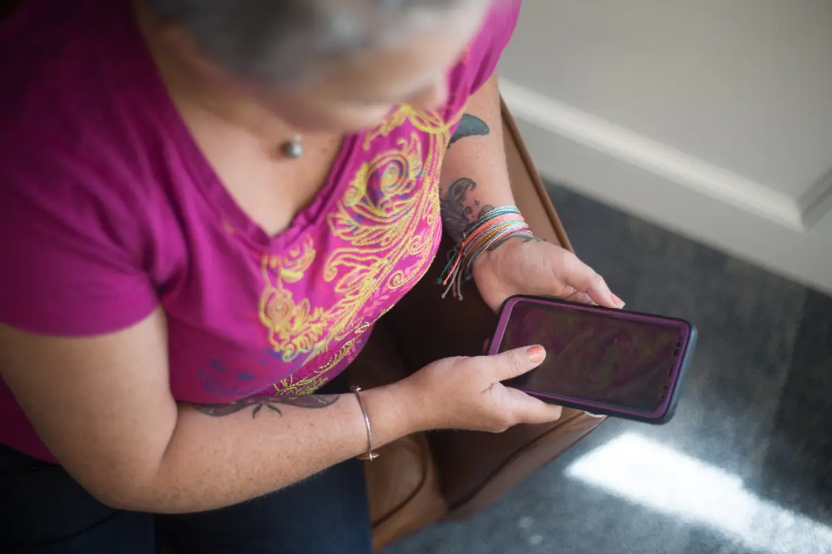 Kundenanfrage per Nachricht auf dem Smartphone — WhatsApp Business API für KMU: Wie lokale Betriebe Anfragen strukturiert in Aufträge und Reservierungen verwandeln
